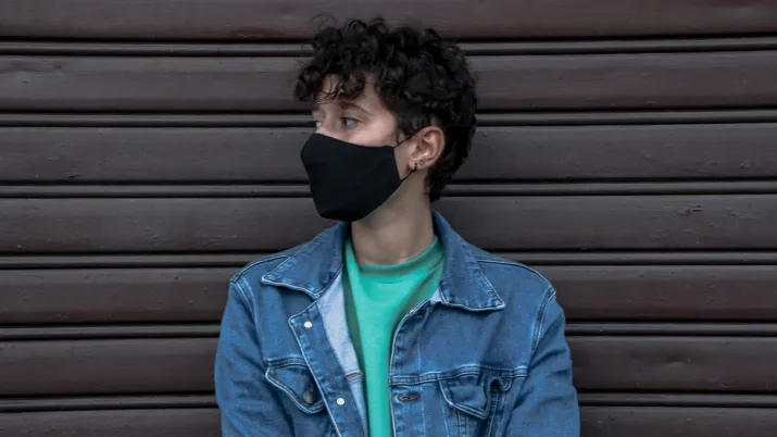 Jeune personne masquée, à Rabat (Maroc)